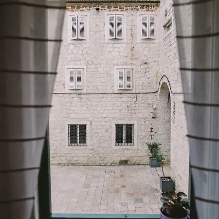 5 Minutes Walk Art Appartement