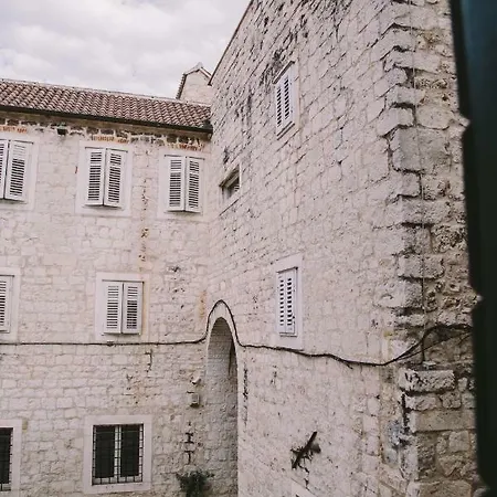 5 Minutes Walk Art Apartman