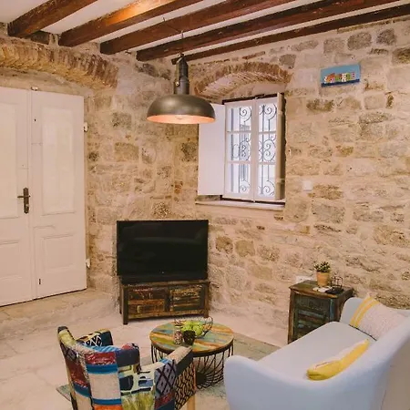 5 Minutes Walk Art Apartman *