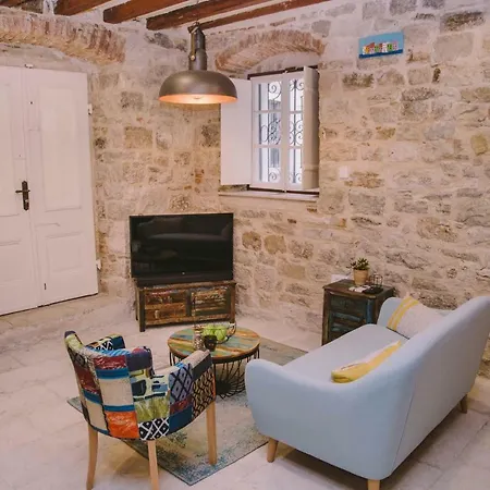 5 Minutes Walk Art Apartman *