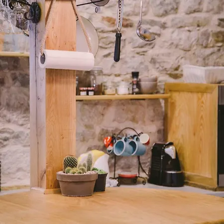 5 Minutes Walk Art Apartment