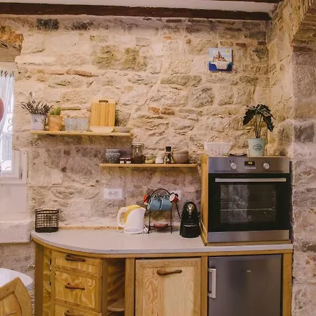 5 Minutes Walk Art Apartment