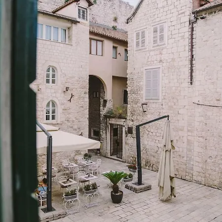 5 Minutes Walk Art Apartment Split