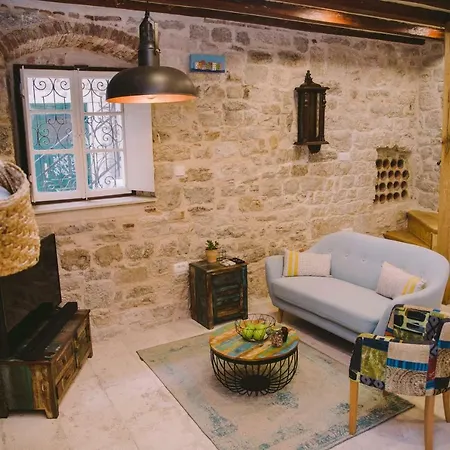 5 Minutes Walk Art Apartment *