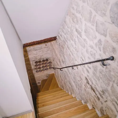 5 Minutes Walk Art Apartment