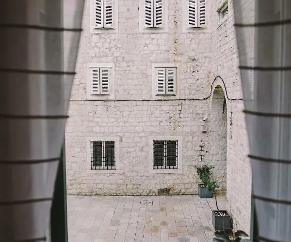 5 Minutes Walk Art 아파트