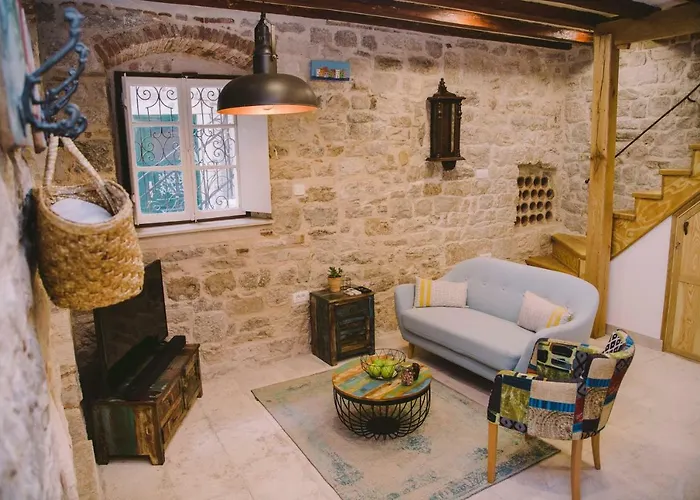 5 Minutes Walk Art 아파트 *